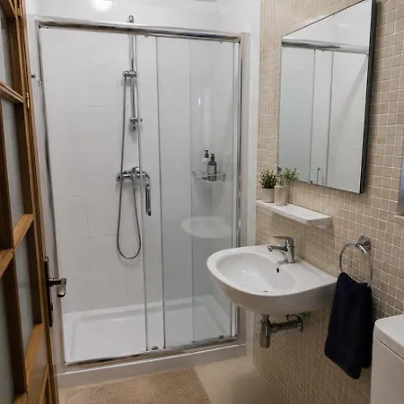 Проживание в семье Private With Private Bathroom In A Shared In The Heart Of